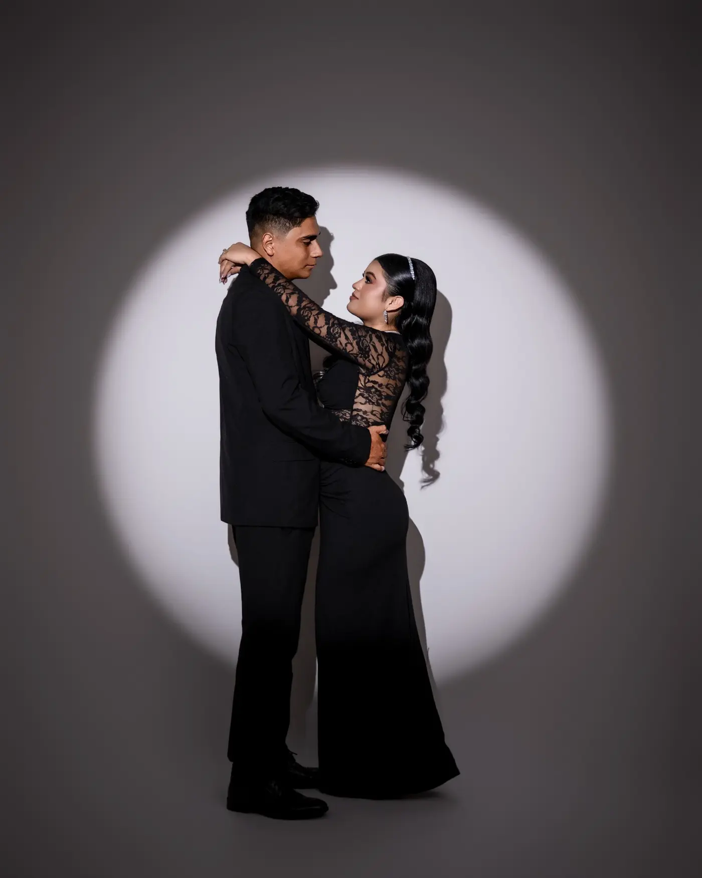 Karla y Guillermo tomados de la mano